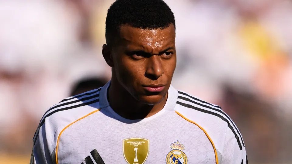 Mbappé salva com 4 gols, e Real vence Olympiacos em noite de Vini garçom